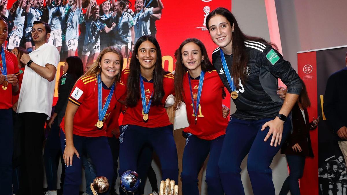 Sara Ortega, Marina Artero, Jone Amezaga y Eunate Astralaga posan como campeonas del mundo sub'17.