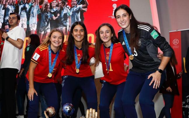 Sara Ortega, Marina Artero, Jone Amezaga y Eunate Astralaga posan como campeonas del mundo sub'17.