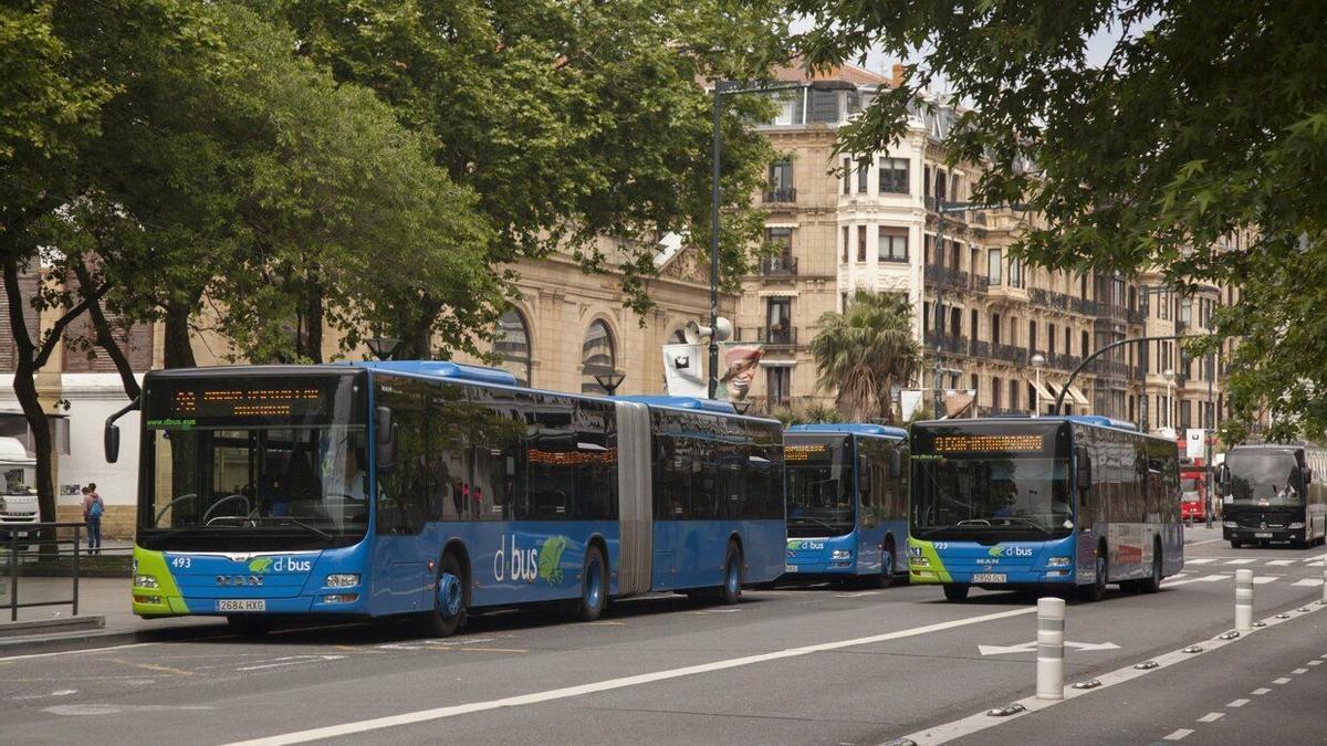 Autobuses del operador Dbus en el Boulevard de Donostia.