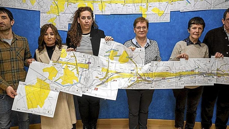 Representantes de los municipios afectados posan con el mapa del paso del TAV en la zona.