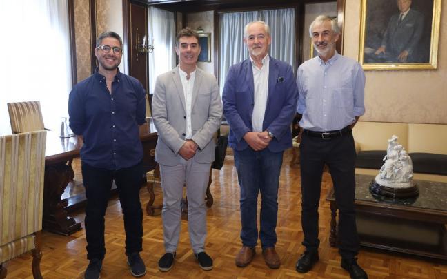 De izquierda a derecha: el director del Servicio Navarro de Ejecución Penal y Justicia Restaurativa, Jorge Ollero; el consejero de Políticas Migratorias y Justicia, Eduardo Santos; el nuevo director del centro penitenciario de Pamplona, Pedr