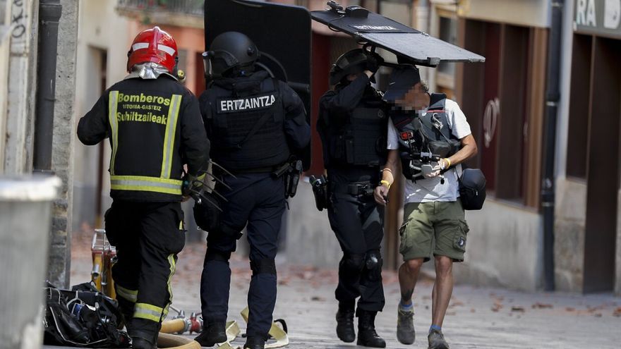 Un hombre se atrinchera en un tejado del Casco Viejo de Vitoria