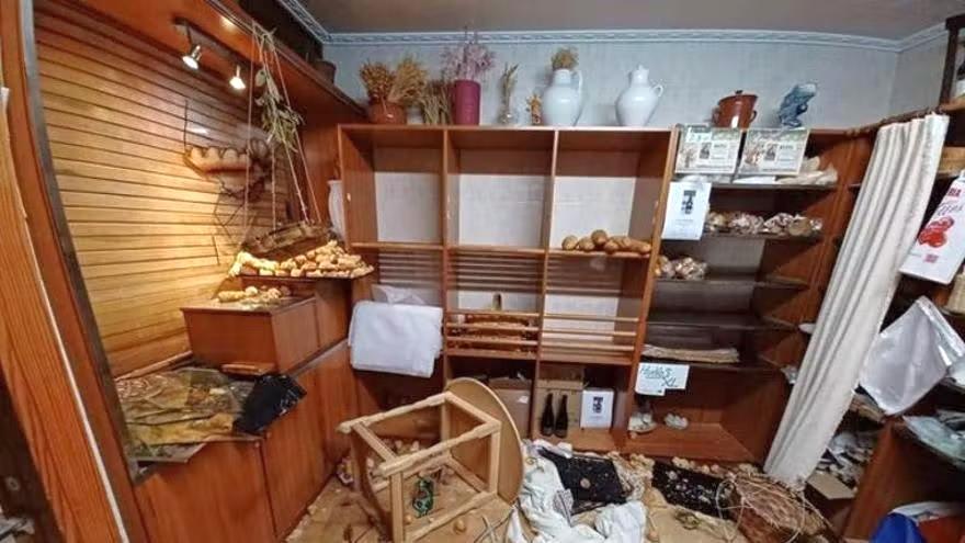 Así ha quedado la panadería de Laguardia tras la 'visita' de una vaquilla