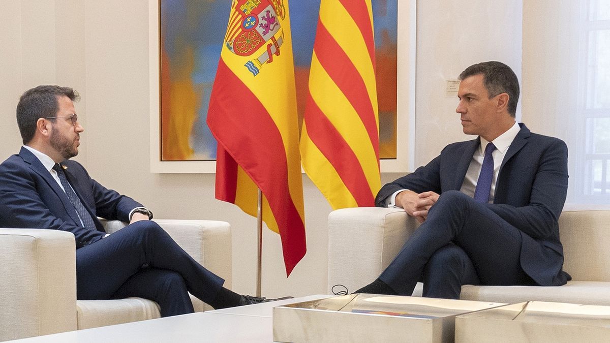 El president de la Generalitat, Pere Aragonès, junto al jefe del Ejecutivo español, Pedro Sánchez, en la reunión que mantuvieron el pasado día 15.