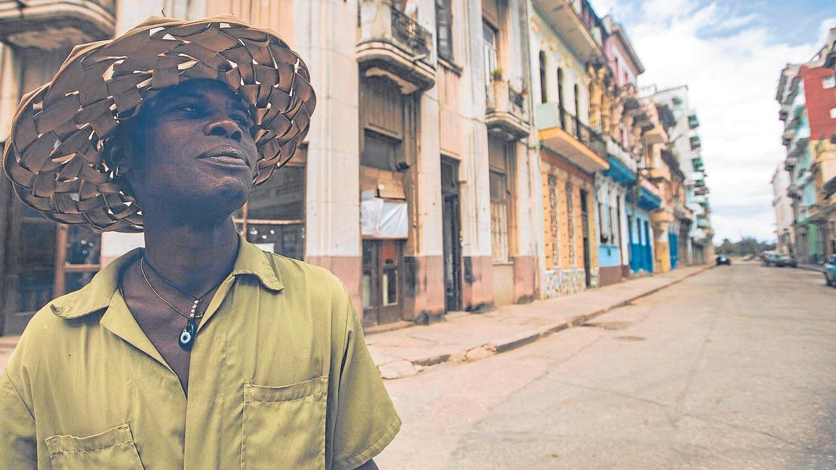 La capital cubana destaca por su personalidad propia, los colores de sus calles, sus coches antiguos y su ritmo descompasado.