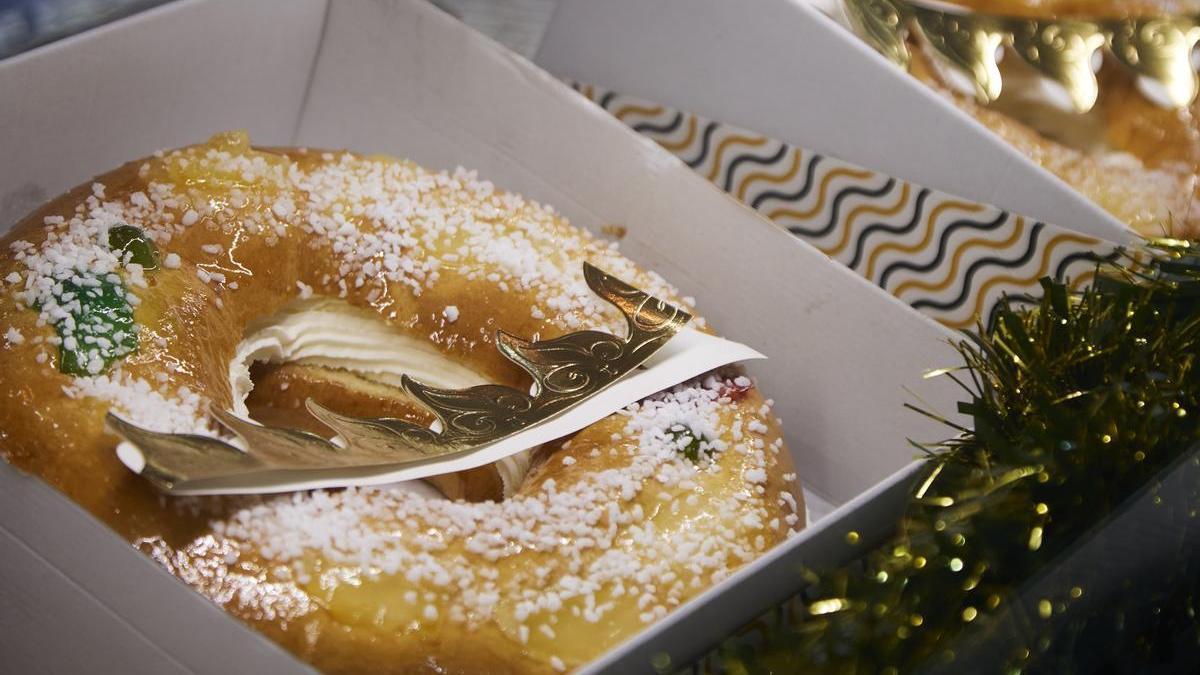 Detalle del Roscón de Reyes en la vitrina de una confitería.