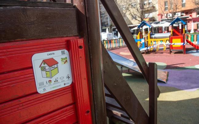 Pictograma o placa visual instalada en un parque infantil.