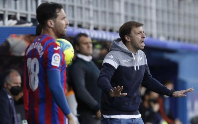 Haritz Mujika, que se estrenó con derrota al frente del Amorebieta, da órdenes a sus jugadores en Ipurua