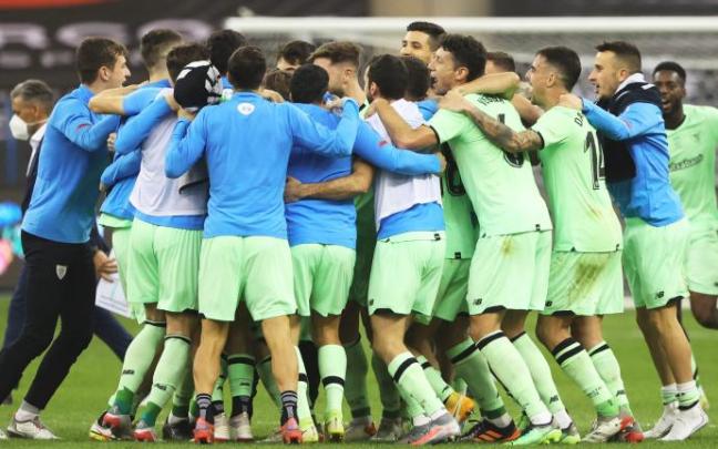 La plantilla del Athletic celebra el pase a la final de la Supercopa, donde aguarda el Real Madrid.