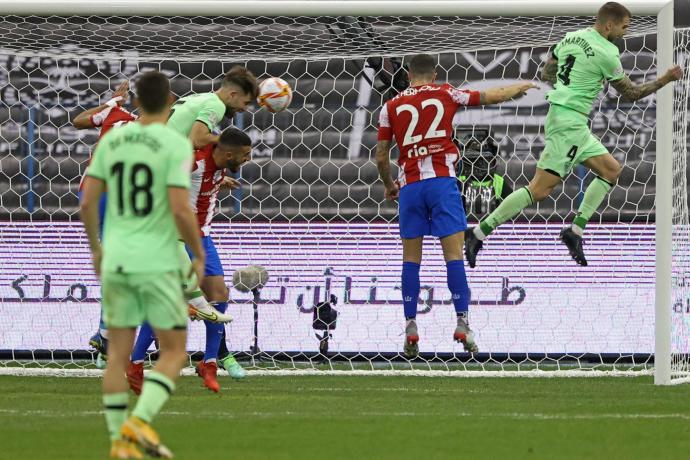 Instante en el que Yeray Álvarez remata de cabeza para lograr el empate ante el Atlético de Madrid, con Iñigo Martínez buscando el balón en el primer palo.