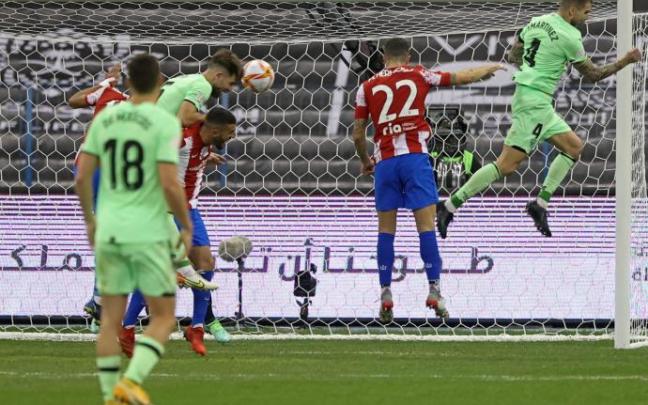 Instante en el que Yeray Álvarez remata de cabeza para lograr el empate ante el Atlético de Madrid, con Iñigo Martínez buscando el balón en el primer palo.