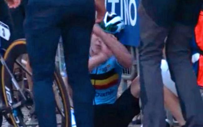 Evenepoel hace un corte de mangas dirigido a Colbrelli tras perder el Europeo. Evenepoel hace un corte de mangas dirigido a Colbrelli tras perder el Europeo.