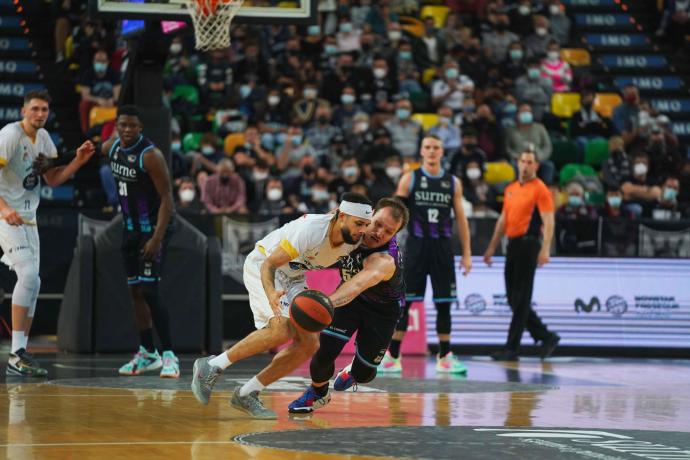 Rafa Luz trata de arrebatar el balón a Kassius Robertson en el duelo de la primera vuelta.