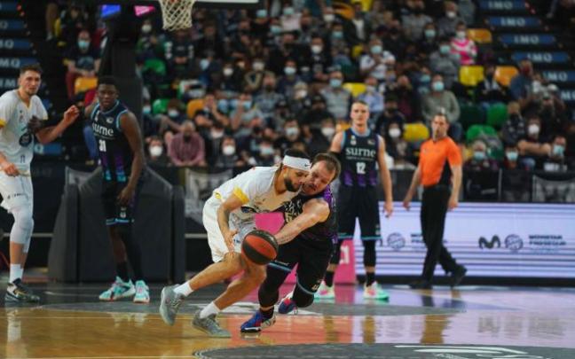 Rafa Luz trata de arrebatar el balón a Kassius Robertson en el duelo de la primera vuelta.