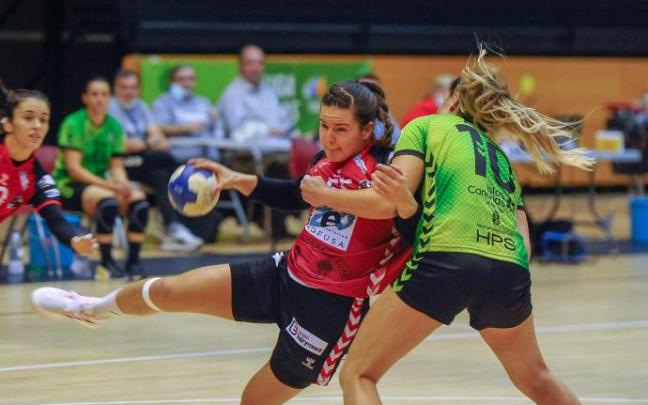 Magdalena Fernández-Agustí trata de lanzar a portería.