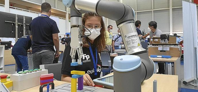 Una estudiante de FP, frente a un brazo robotizado en Ficoba. Foto: Irekia