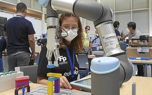 Una estudiante de FP, frente a un brazo robotizado en Ficoba. Foto: Irekia
