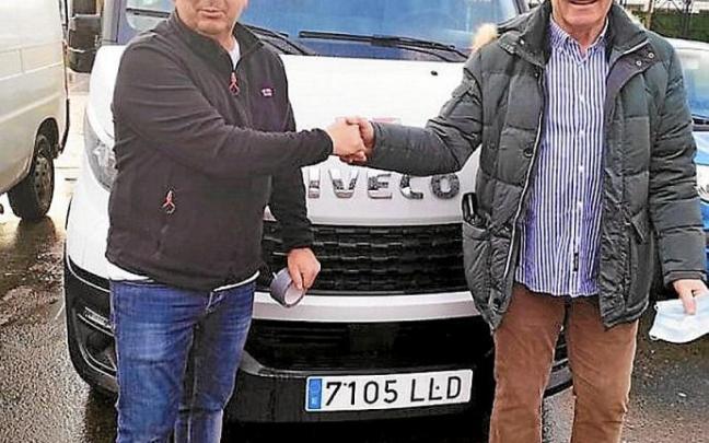 Alberto y Javier con la furgoneta preparada para ir hacia Polonia.