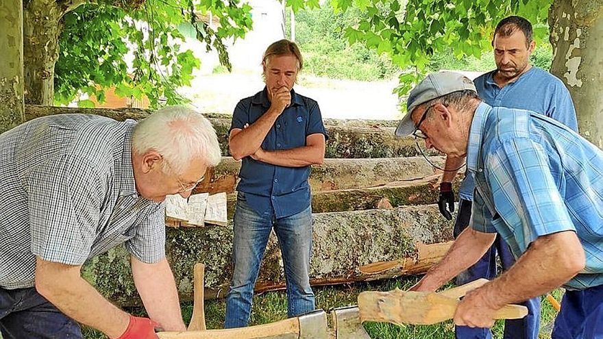 Voluntarios de Garralda aprenden de Larrañeta y Goikoa. | FOTOS: CEDIDAS