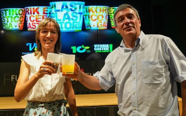 Arantxa Ib&aacute;&ntilde;ez de Opacua y C&eacute;sar Fern&aacute;ndez de Landa en la presentaci&oacute;n de la campa&ntilde;a