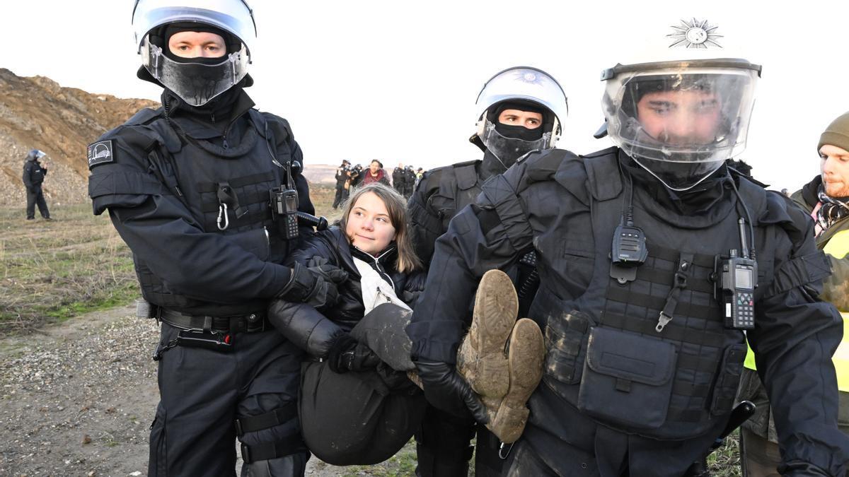 La activista ecologista Greta Thunberg fue detenida mientras participaba en una protesta contra la demolición del pueblo de Lützerath.