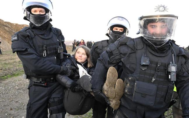 La activista ecologista Greta Thunberg fue detenida mientras participaba en una protesta contra la demolición del pueblo de Lützerath. La activista ecologista Greta Thunberg fue detenida mientras participaba en una protesta contra la demolición del pueblo de Lützerath.