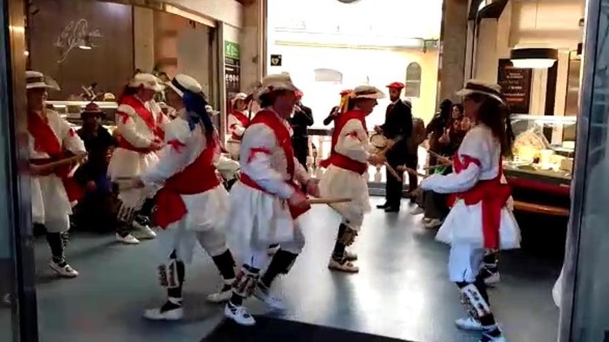 Los danzantes de San Lorenzo en el mercado de Santo Domingo.