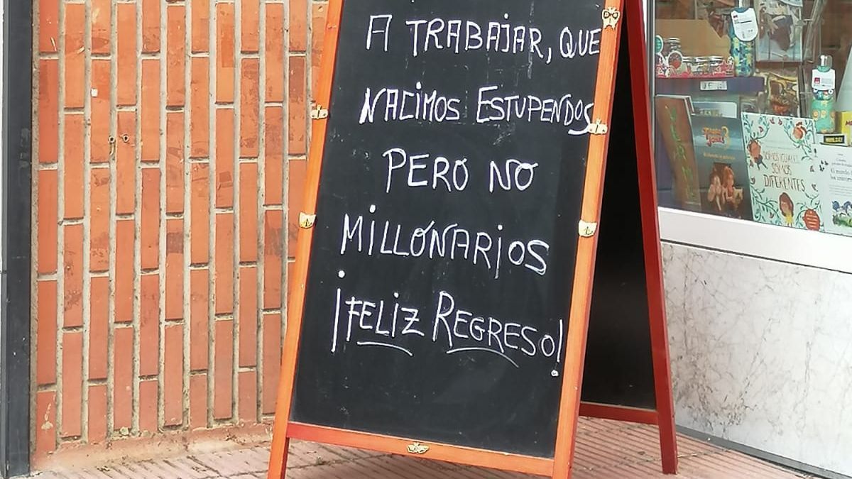 Pizarra en la librería Aranbide de Vitoria.