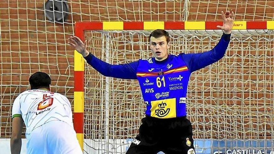 Sergey Hernández, durante un partido con la selección española de balonmano.