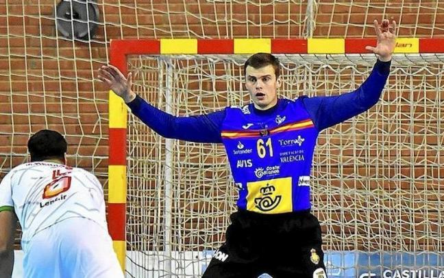 Sergey Hernández, durante un partido con la selección española de balonmano.