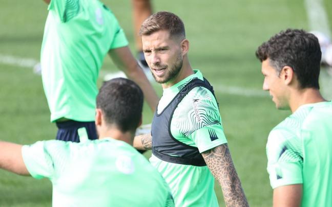 Iñigo Martínez, en el entrenamiento de este martes en Lezama