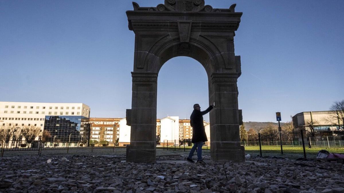 Visita de Ollo a las obras de instalación de la puerta de la antigua cárcel de Pamplona