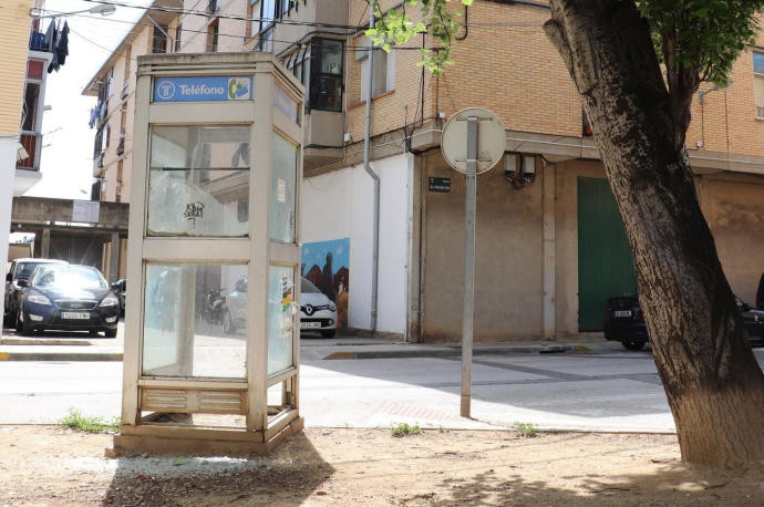 Cabina de telefónos en la calle Las Fontillas del Barrio de Lourdes de Tudela.