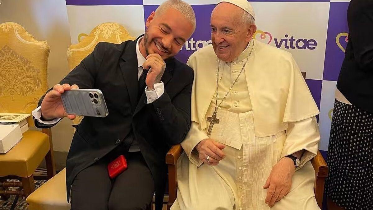 J Balvin se hace un 'selfie' con el Papa Francisco, que luego ha compartido en sus redes sociales.