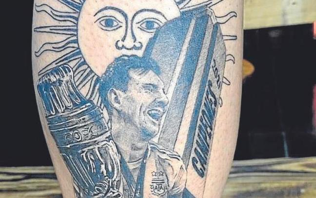 Messi y Argentina, en la pantorrilla de un aficionado. Messi y Argentina, en la pantorrilla de un aficionado.