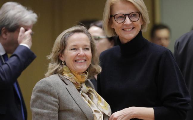 Las ministras de Finanzas de España (Nadia Calviño) y Suecia (Elisabeth Svantesson), ayer, en Bruselas