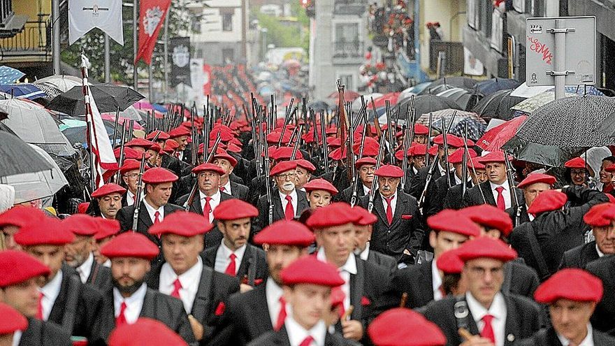 El Alarde tradicional ascendiendo la calle San Marcial, flanqueado por muros de paraguas que protegieron al público de la llovizna que regó Irun durante la mañana de ayer.