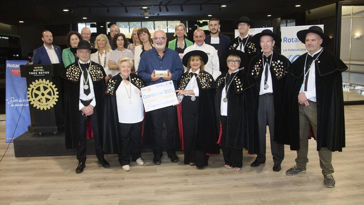 Ignacio Vela acompañado por la Cofradía del Espárrago de Navarra