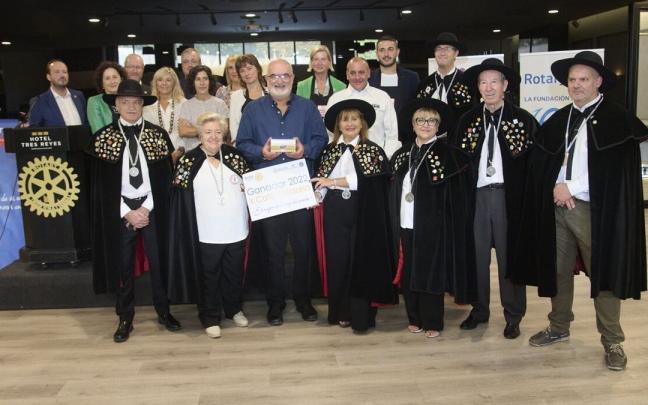 Ignacio Vela acompa&ntilde;ado por la Cofrad&iacute;a del Esp&aacute;rrago de Navarra