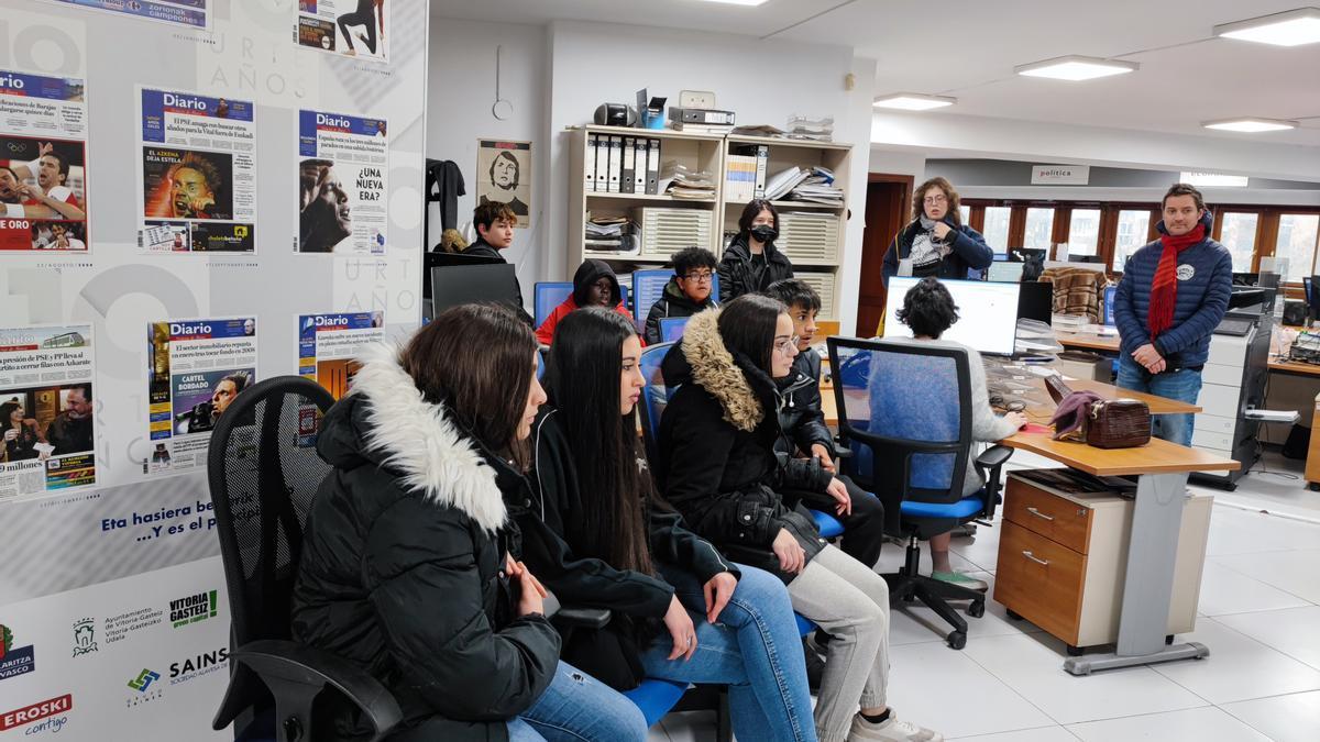 Los alumnos de DBH 2°B de IPI Sansomendi han visitado la redacción de DNA