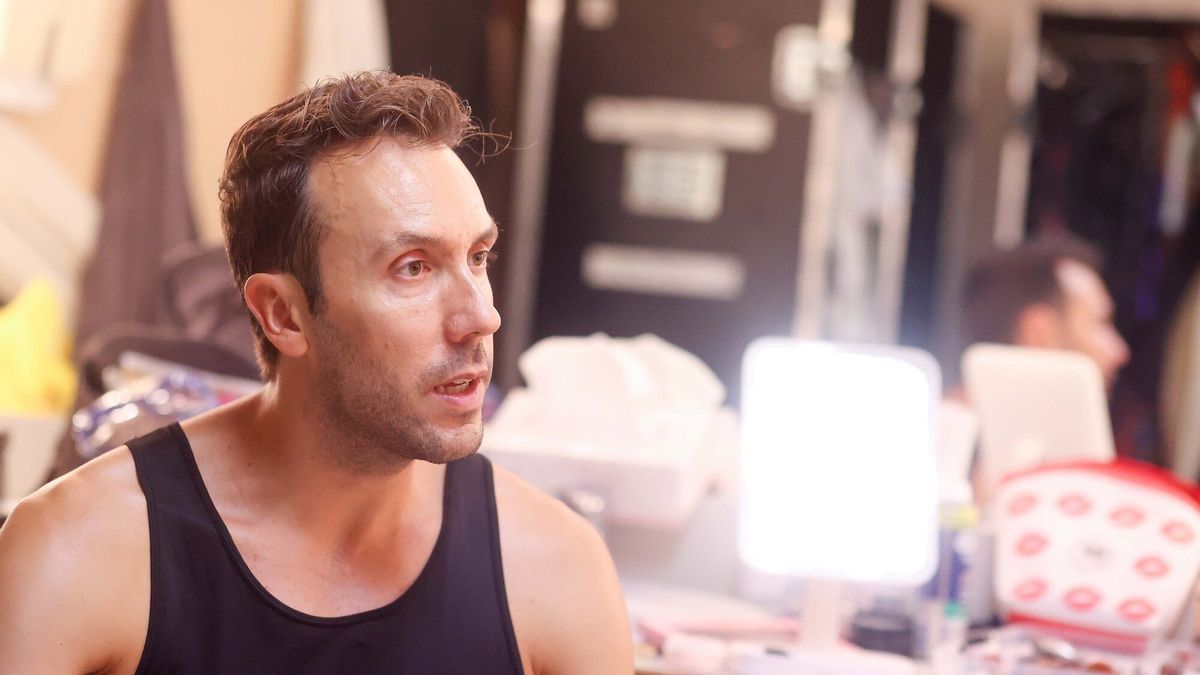 Jordi García supervisa las coreografías de los actores y bailarines.