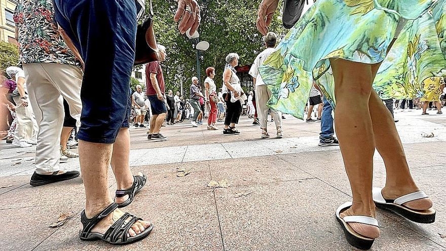 Bailes populares tradicionales y al ‘agarrao’ en el Boulevard