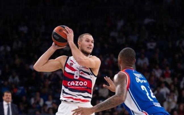 Tadas, decisivo con su incandescencia defensiva, controla el bal&oacute;n ante Mbaye