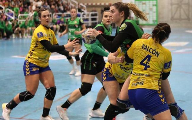 Eider Hernández trata de perforar la defensa canaria, ante la mirada de Mari de Uriarte. Eider Hernández trata de perforar la defensa canaria, ante la mirada de Mari de Uriarte.