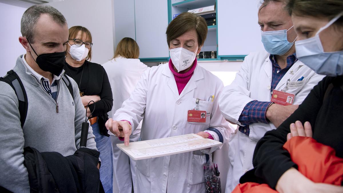 Alicia Córdoba muestra varias preparaciones histológicas antes de introducirlas en el escáner.