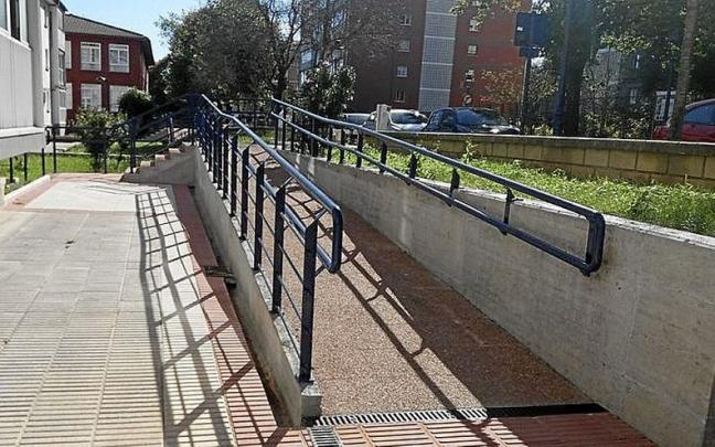 Rampa que se ha construido entre los números 40 y 42. | FOTO: N.G. Rampa que se ha construido entre los números 40 y 42. | FOTO: N.G.