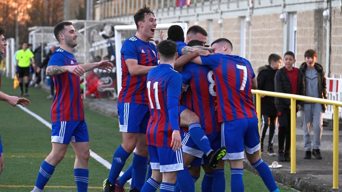 Los jugadores del Derio celebran un gol.