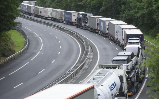 Los camioneros amenazan con paralizar la actividad de forma indefinida Los camioneros amenazan con paralizar la actividad de forma indefinida
