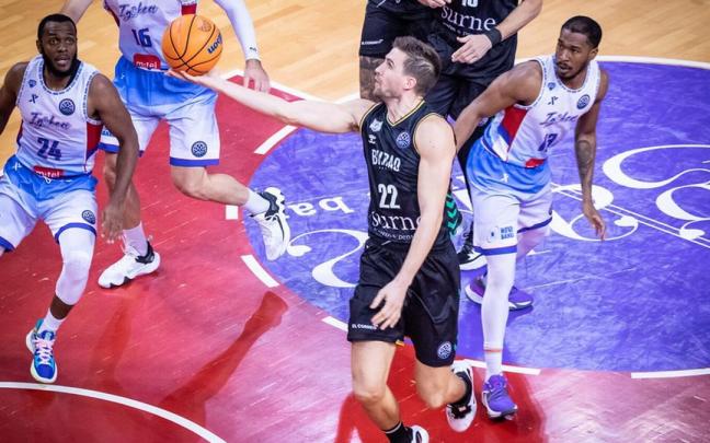 Xavi Rabaseda penetra a canasta en el duelo de la primera vuelta ante el Igokea.