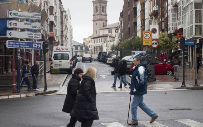 Calle Portal del Rey con la torre de la Iglesia de San Vicente, al fondo